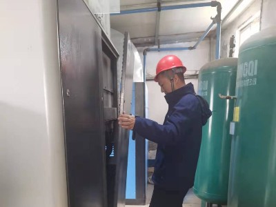 睿寂行空壓機售后服務人員進行例行巡檢！