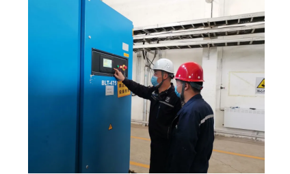 睿寂行空壓機售后服務人員現場檢查機器